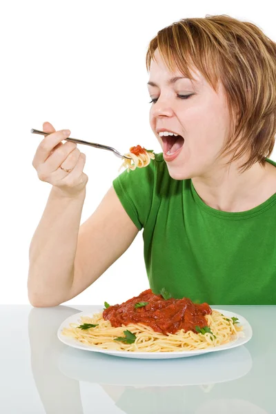 Glückliche Frau, die Pasta isst lizenzfreie Stockbilder