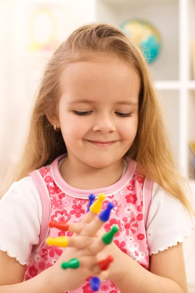 Маленькая девочка играет с игровыми фигурами — стоковое фото