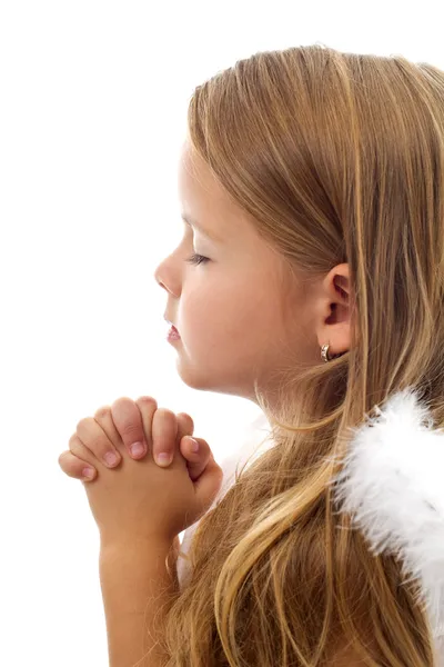 Очаровательная маленькая девочка молится — стоковое фото