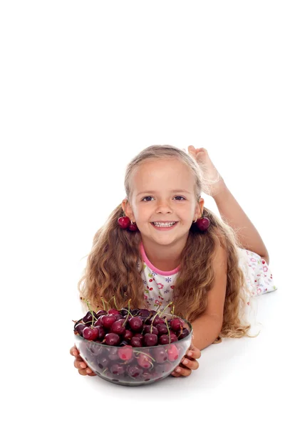 Menina feliz com frutas de verão - cerejas em uma tigela — Fotografia de Stock