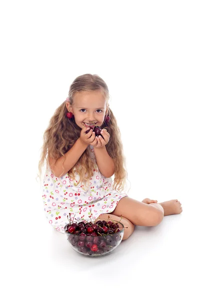 Menina com frutas de verão - cerejas em uma tigela — Fotografia de Stock