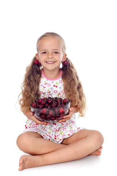 Chica sosteniendo un tazón de cerezas maduras — Foto de Stock