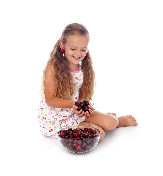 Eu amo cerejas - menina com frutas frescas de verão — Fotografia de Stock
