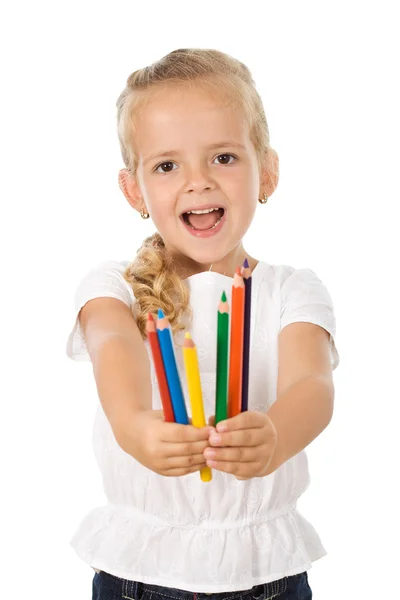 Renkli kalemler ile mutlu küçük kız — Stok fotoğraf