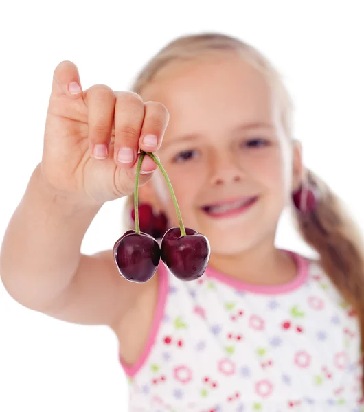 Девочка держит вишни — стоковое фото