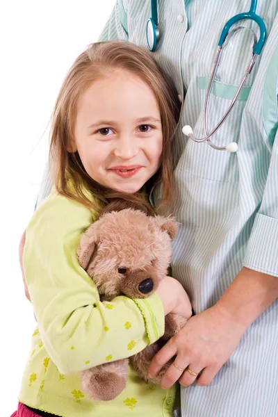 Маленькая девочка у врачей - студийный снимок - изолированный — стоковое фото