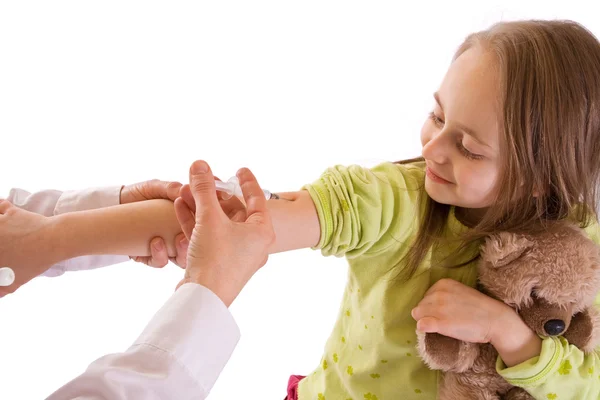 Klein meisje krijgen van een injectie-studio opname — Stockfoto