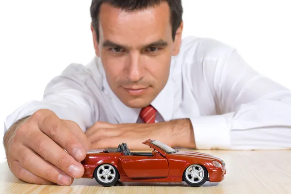 Homem com carro de brinquedo vermelho — Fotografia de Stock