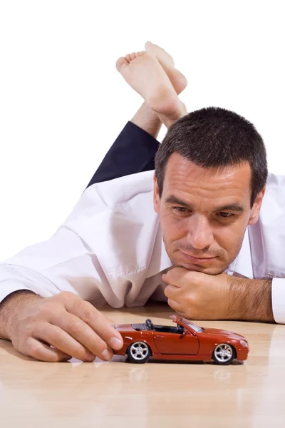 Homem com carro de brinquedo vermelho — Fotografia de Stock