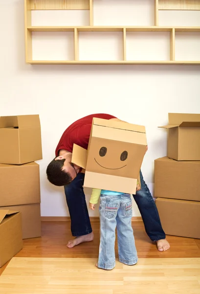 Pai e menina brincando com caixas de papelão — Fotografia de Stock