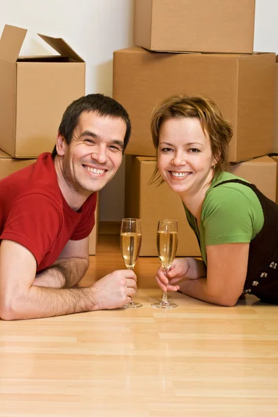 Paar stößt im neuen Zuhause an — Stockfoto
