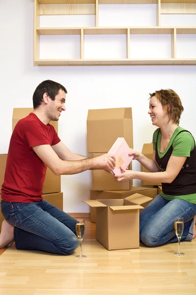 Happy couple unpacking and toasting in their new home — Stock Photo, Image