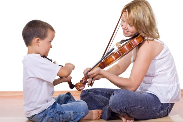 Мальчик и женщина практикуют скрипку — стоковое фото