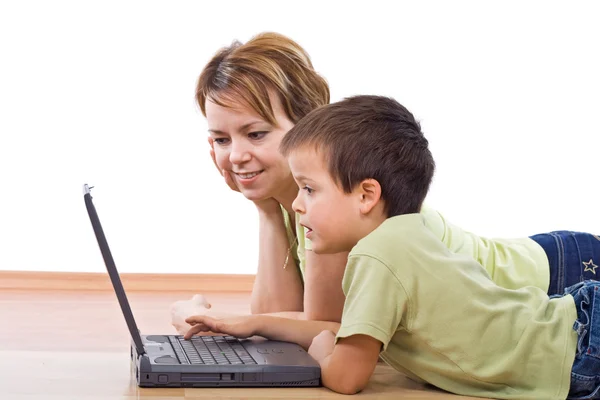 Mother and child surfing the net together — Stock Photo, Image