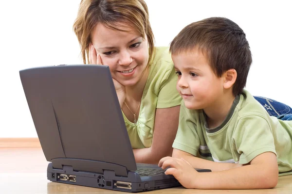 Mujer y niño pequeño con un ordenador portátil —  Fotos de Stock