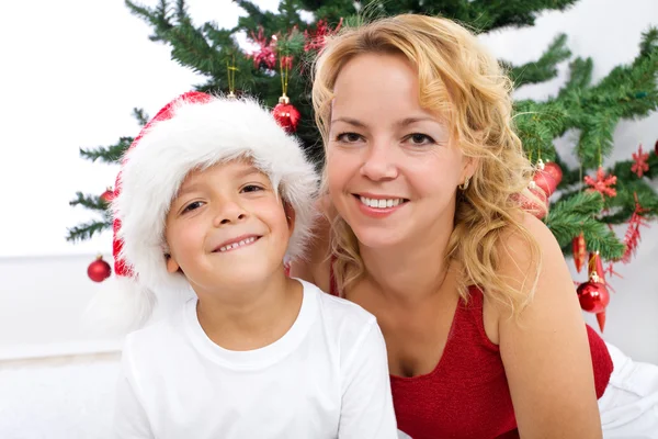 Счастливая женщина и маленький рождественский портрет мальчика — стоковое фото