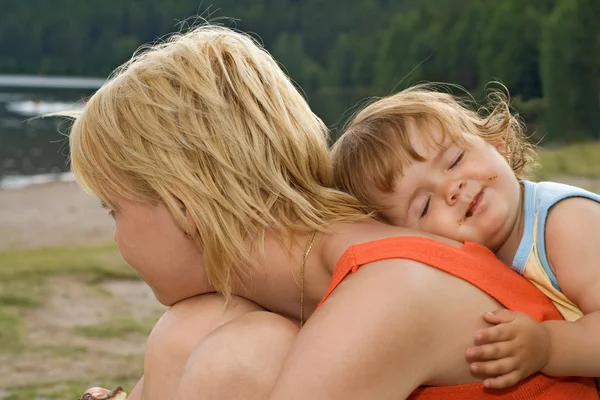Schmierige Tochter umarmt Mutter — Stockfoto