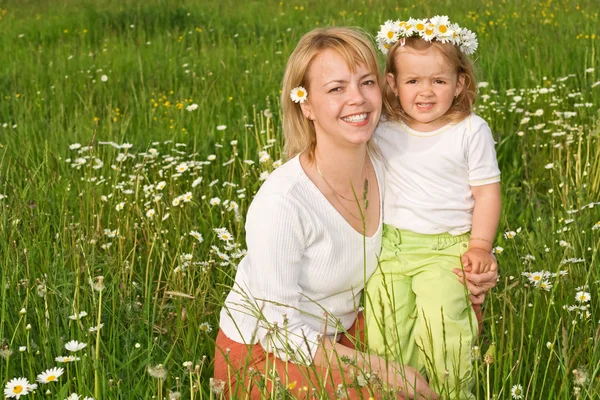 Matka i córka na polu kwiat — Zdjęcie stockowe
