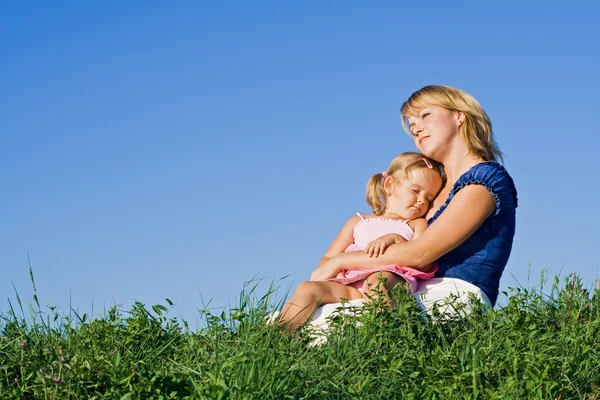 Женщина и маленькая девочка наслаждаются солнцем — стоковое фото
