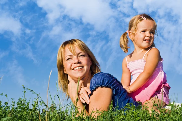 Frau und kleines Mädchen im Gras — Stockfoto