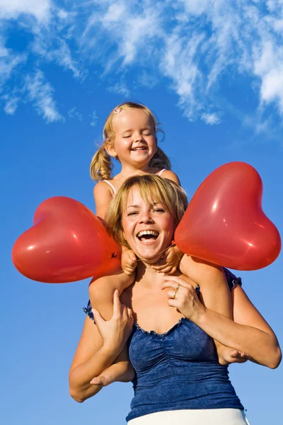 Жінка з маленькою дівчинкою і повітряними кулями — стокове фото