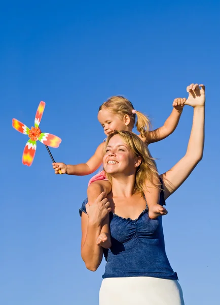 Woman with little girl playing outdoors — Stock Photo, Image