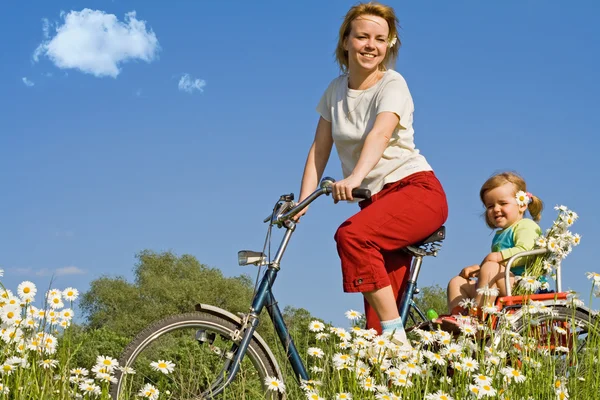 Montar en el campo con una bicicleta — Foto de Stock