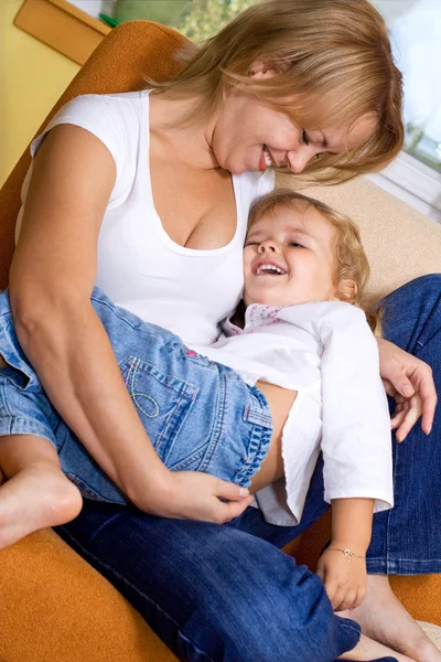Женщина и маленькая девочка обнимаются — стоковое фото