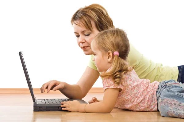 Küçük kız ve kadın ile laptop — Stok fotoğraf