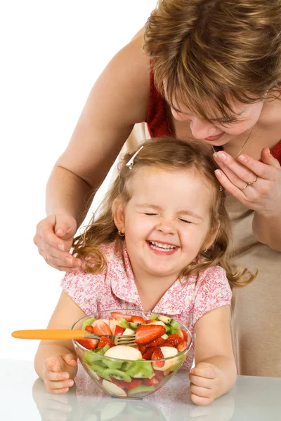Glückliches Kind mit Obstsalat — Stockfoto