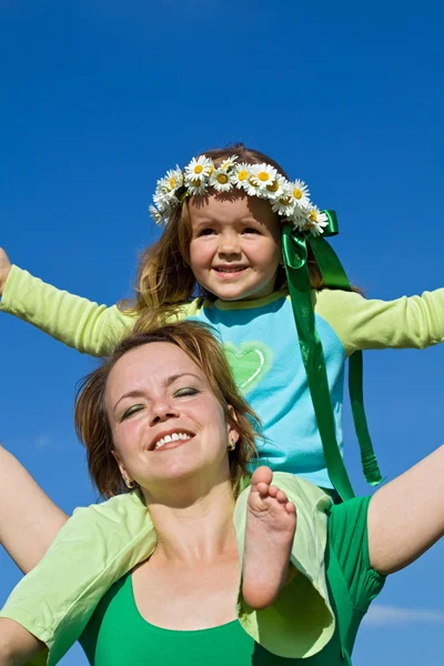 Vrouw en meisje genieten van de zon voorjaar — Stockfoto