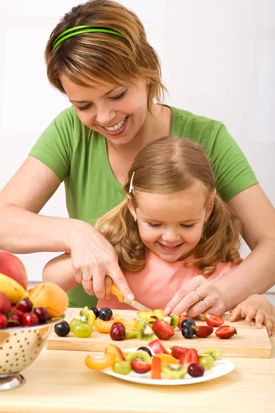 Making fruit salad is healthy and fun — Stock Photo, Image