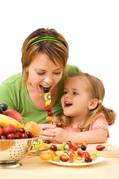 Маленькая девочка кормит свою мать — стоковое фото