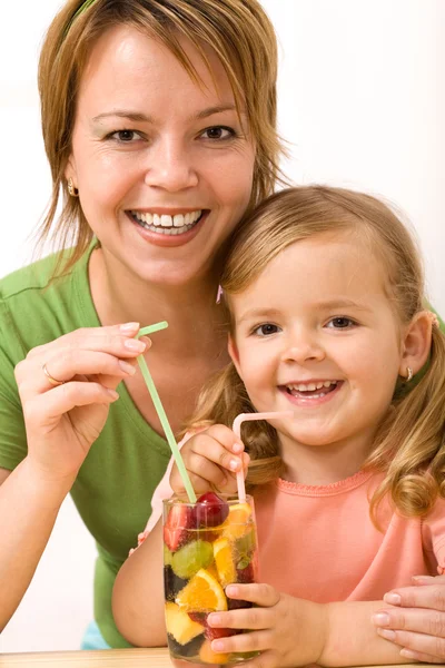 Woman and little girl having a fruity refreshment — Stock Photo, Image