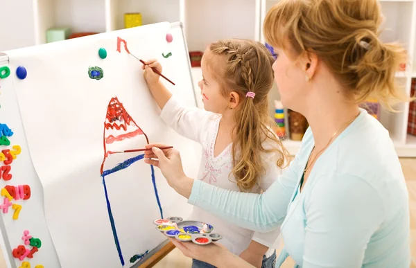 Kleines Mädchen beim Malen mit ihrer Mutter — Stockfoto