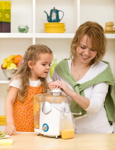 Making fruit juice with mom — Stock Photo, Image