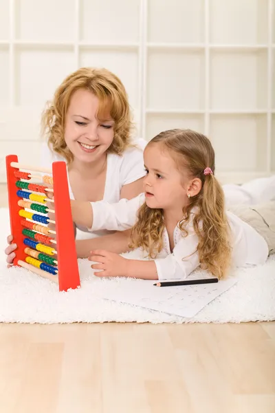 Frau und kleines Mädchen lernen gemeinsam Mathe — Stockfoto