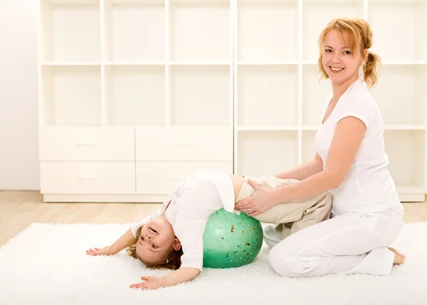 Szczęśliwa kobieta i dziecko wykonywanie ćwiczeń siłownia — Zdjęcie stockowe