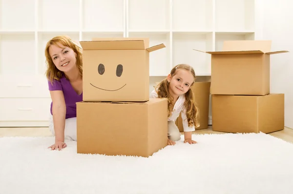 Happy woman and little girl unpacking — Stock Photo, Image