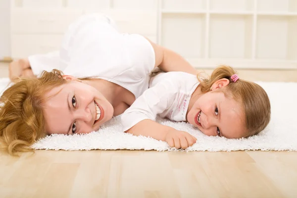 Frau und kleines Mädchen haben Spaß auf dem Fußboden — Stockfoto