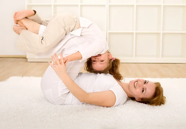 Donna e bambina si divertono sul pavimento — Foto Stock