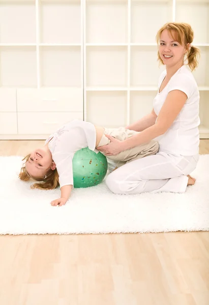 Küçük kız annesi ile jimnastik alıştırmaları yapma — Stok fotoğraf