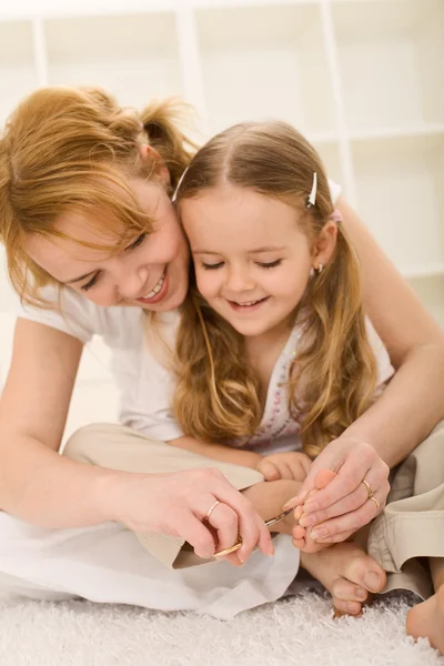 Pre - klein meisje en haar moeder snijden nagels — Stockfoto