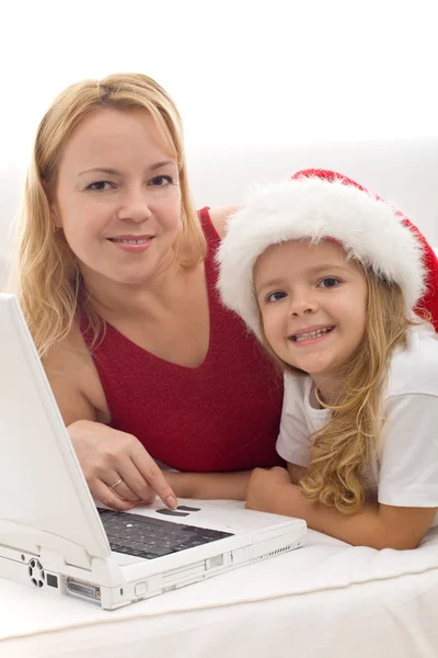 Mulher e menina à procura de Natal presente online — Fotografia de Stock