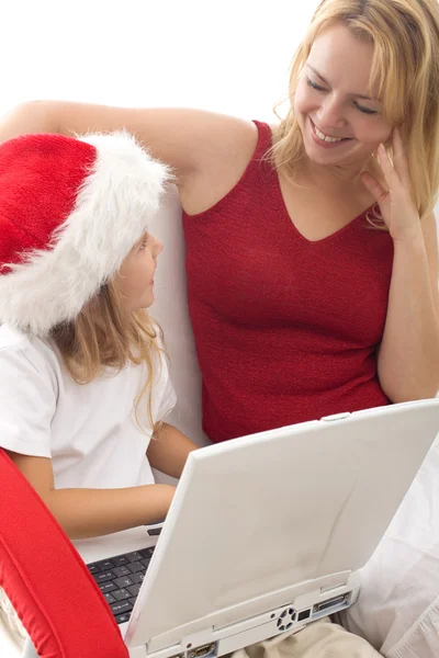 Frau und kleines Mädchen spielen zu Weihnachten mit Laptop — Stockfoto