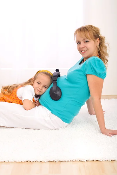 Liten flicka och gravid kvinna tillsammans — Stockfoto