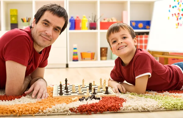 Смотри, я побеждаю папу в шахматы — стоковое фото