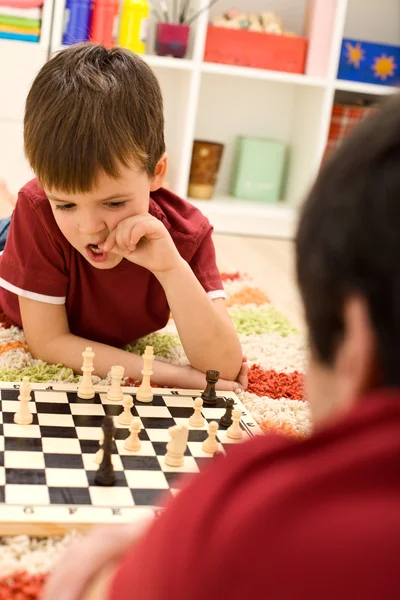 O que devo fazer agora - criança jogando xadrez pensando — Fotografia de Stock