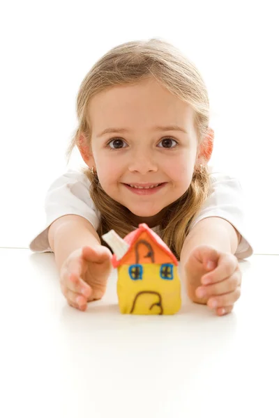 欣喜若狂的小女孩用她的黏土房子 图库图片