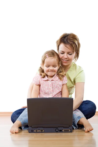 Vrouw en meisje op de laptop Stockfoto
